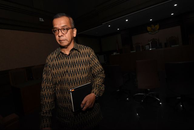 Mantan Direktur Utama Utama PT Garuda Indonesia (Persero) Tbk, Emirsyah Satar meninggalkan ruang sidang Pengadilan Tipikor, Jakarta, Senin (30/12). Foto: ANTARA FOTO/Indrianto Eko Suwarso