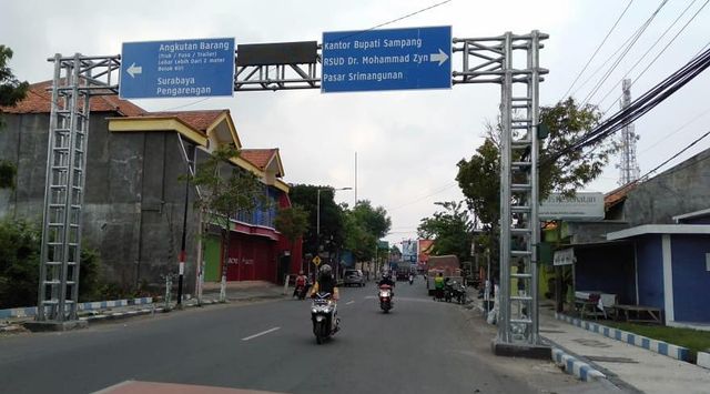 Rambu petunjuk arah yang dipasang di Jalan Syamsul Arifin Kota Sampang ini dianggarkan ratusan juta. (Ryan/MM).