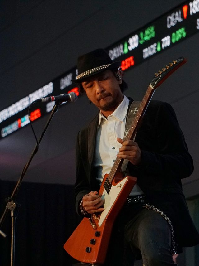 Piyu, gitaris Padi Reborn di Penutupan Perdagangan Bursa Efek Indonesia, Senin (30/12).
 Foto: Jamal Ramadhan/kumparan 