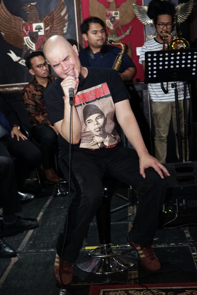 Musisi Ahmad Dhani melakukan sesi latihan jelang konsernya di Jakarta, Senin (30/12).  Foto: Ronny 