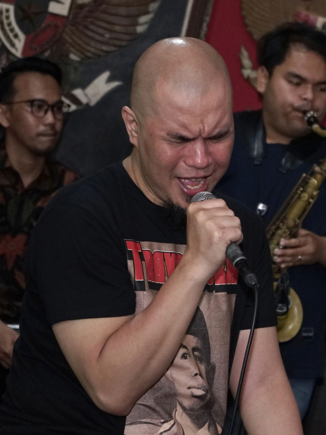 Musisi Ahmad Dhani melakukan sesi latihan jelang konsernya di Jakarta, Senin (30/12).  Foto: Ronny 