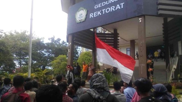 Sejumlah mahasiswa yang tergabung dalam Solidaritas Perjuangan Demokrasi Kampus, berunjuk rasa di depan gedung Rektorat Universitas Khairun Ternate, terkait drop out 4 mahasiswa. Foto: Istimewa