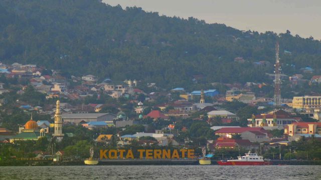 Wajah Kota Ternate dengan setumpuk permukiman terlihat dari perairan. Foto: Nurkholis Lamaau/cermat
