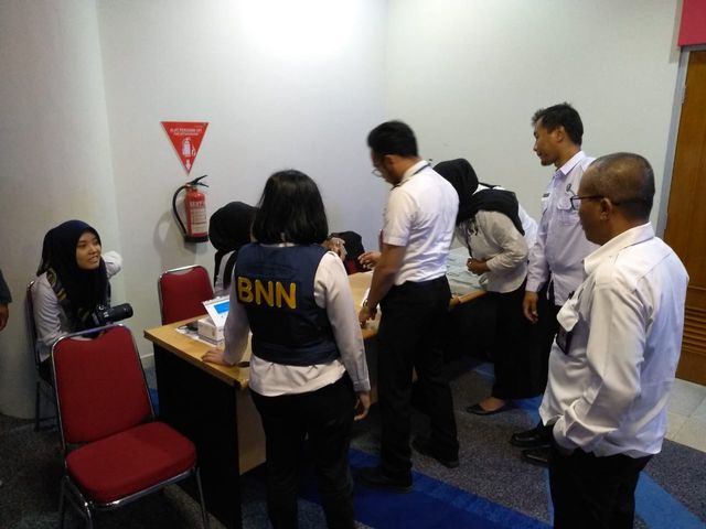  Sejumlah pilot, co-pilot dan kru pesawat jalani tes urine di Bandara Kualanamu, Senin (30/12). Foto ; SumutNews
