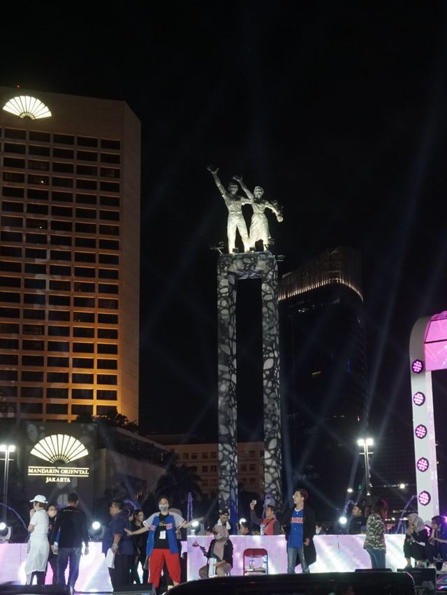 Sejumlah pengisi acara mengikuti gladi bersih perayaan malam pergantian tahun di Bundaran HI, Jakarta, Senin (30/12).  Foto: Iqbal Firdaus/kumparan 