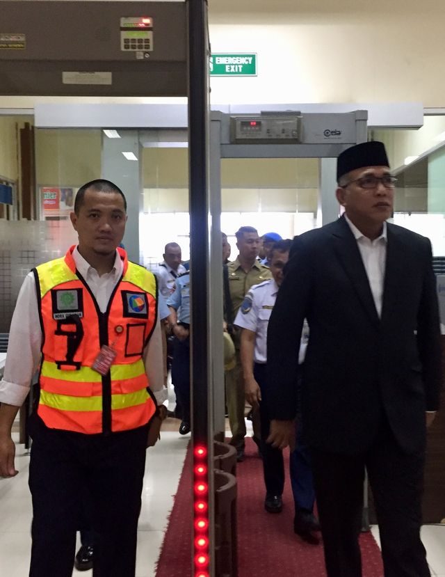 Plt Gubernur Aceh, Nova Iriansyah, saat meninjau kesiapan pelayanan Bandara SIM menghadapi libur tahun baru 2020, Senin (30/12). Foto: Abdul Hadi/acehkini