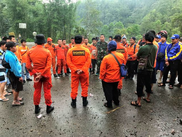 Tim SAR gabungan yang mencari korban bus sriwijaya yang terjun ke jurang di Sumsel. (foto: dok. SAR)