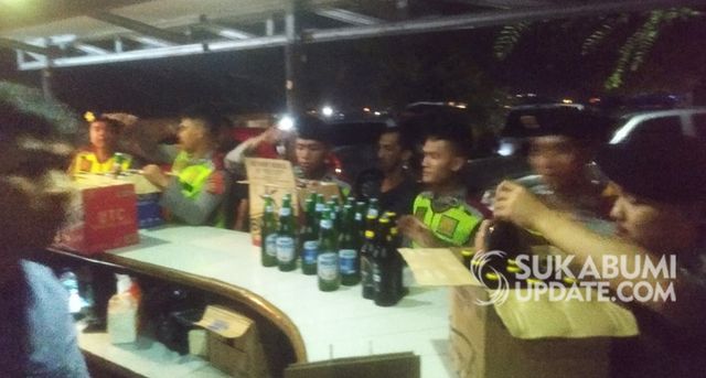 Polisi melakukan razia tempat penginapan serta tempat karaoke di kawasan objek wisata pantai Palabuhanratu, Kabupaten Sukabumi, Senin (30/12/2019). Dari kegiatan ini diamankan puluhan botol miras dan seorang pengunjung karaoke positif narkoba. | Sumber Foto:Nandi