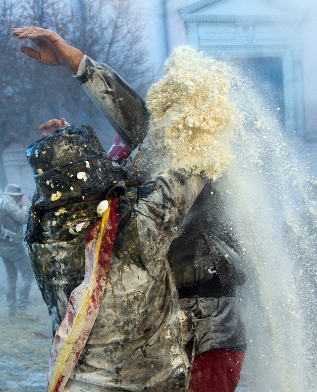 Foto Serunya Festival Lempar Tepung Els Enfarinats di Spanyol