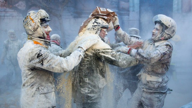 Peserta menuangkan tepung ke peserta lain saat Festival Els Enfarinats di kota Ibi, Spanyol. Foto: AFP/JAIME REINA