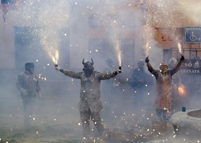 Foto Serunya Festival Lempar Tepung Els Enfarinats di Spanyol