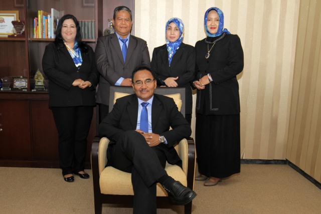 Rektor Unikama Dr Pieter Sahertian, M. Si. (duduk) foto bersama para wakil rektor.