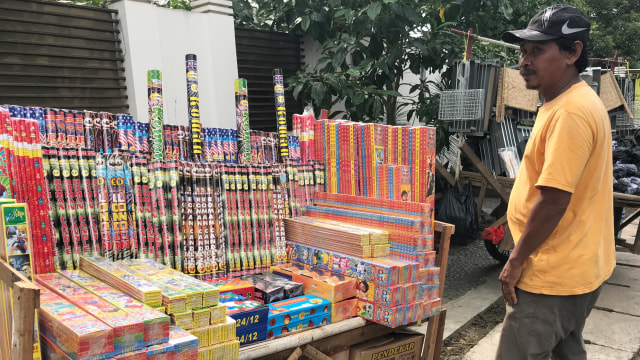 Pedagang kembang api di Kawasan Pasar Minggu, Selasa (31/12). Foto: Abdul Latif/kumparan 