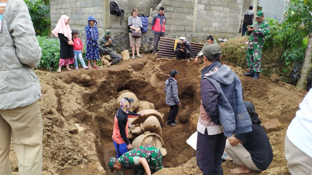 Penemuan arca ganesha di sebuah lahan pertanian milik warga di Dieng.  Foto: dok. Putu (BPCB)