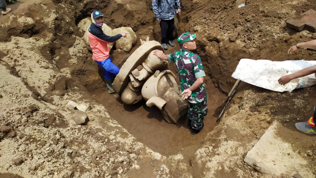 Penemuan arca ganesha di sebuah lahan pertanian milik warga di Dieng.  Foto: dok. Putu (BPCB)