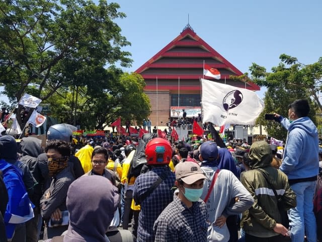 Ribuan mahasiswa berkumpul di depan gedung DPRD Sulsel. (Dok. Makassar Indeks/Fritz)