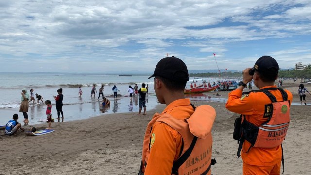 Tim SAR memantau situasi di Pantai Pangandaran. (Dok. Basarnas)