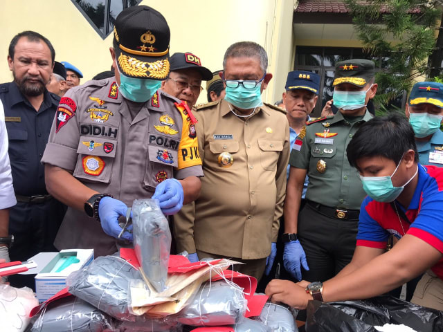 Kapolda Kalbar Irjen Pol Didi Haryono memusnahkan narkoba hasil tangkapan jajarannya selama 2019. Foto: Teri/Hi!Pontianak