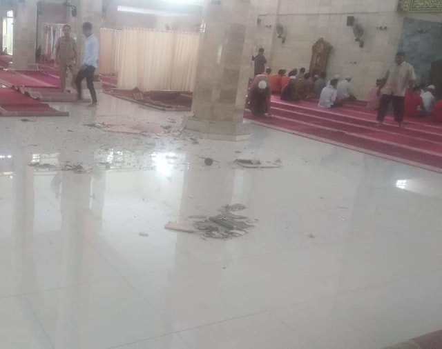 Material plafon Masjid Agung Riyadlush Salihin Pangkalan Bun berserakan di tengah maajid. (Foto: IST)