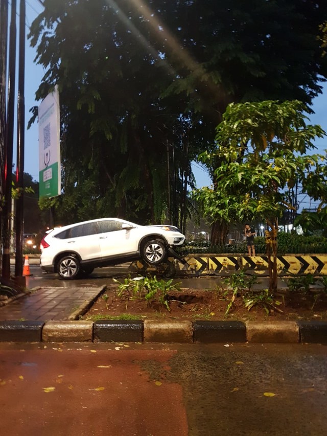 Mobil CRV nyangkut di trotoar perempatan lampu merah Ragunan Foto: Izar Zarona/Kumparan