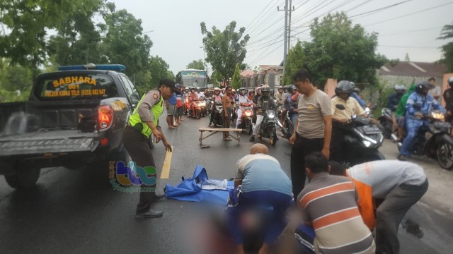 Ilustrasi: Petugas saat evakuasi jenazah korban kecelakaan lalu-lintas di jalan raya jurusan Bojonegoro - Babat, Desa Mojodeso Kecamatan Kapas Bojonegoro, Rabu (11/12/2019)