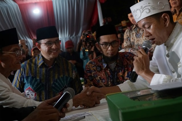 Gubernur DKI Jakarta, Anies Baswedan menjadi saksi di Nikah Massal 2019, Jakarta, Kamis (31/12). Foto: Jamal Ramadhan/kumparan