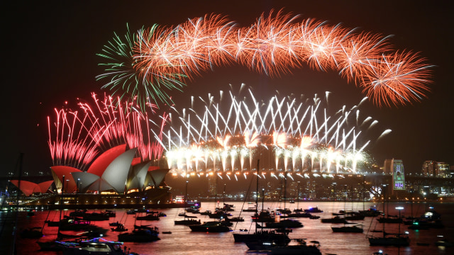 Kembang api terlihat saat perayaan malam tahun baru 2020 di Sydney, Australia, Rabu, (1/1).
 Foto: AAP untuk City of Sydney / Mick Tsikas / via REUTER