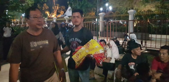 Pedagang tikar plastik menjajakan dagangannya. Foto: Ayusandra