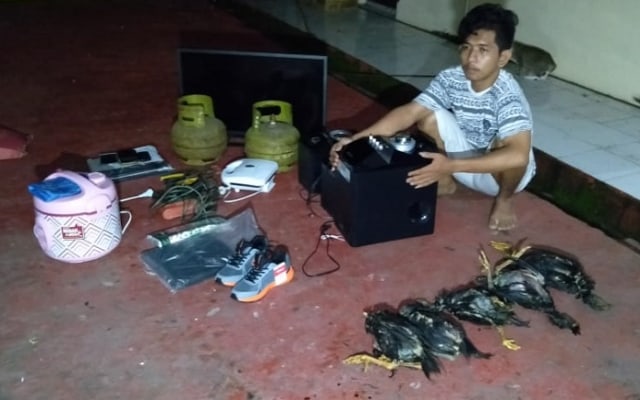 Pelaku Supriadi (21) ditangkap beserta barang curiannya termasuk ayam milik warga yang dicuri (Makassar Indeks/Sibali).