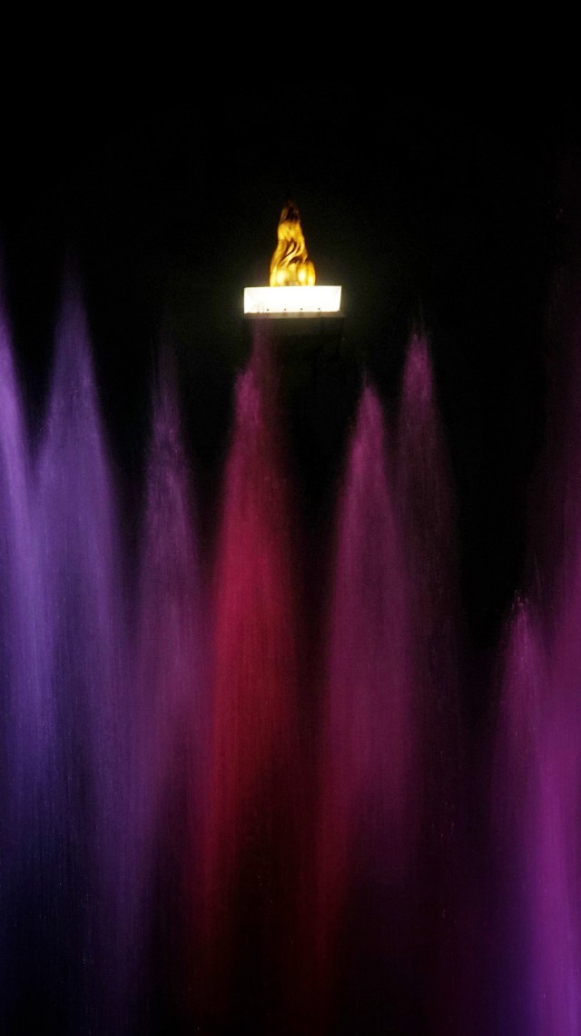 Masyarakat menyaksikan atraksi air mancur di Monas, Jakarta Foto: Jamal Ramadhan/kumparan