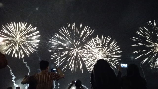 Pesta kembang api tahun baru 2020 di Ancol, Jakarta Utara. Foto: Fachrul Irwinsyah/kumparan