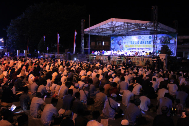 Ribuan masyarakat Kota Ternate menghadiri acara Tablig Akbar "Maluku Utara Berzikir"  menuju pergantian tahun baru. Foto: Adlun Fiqri/cermat