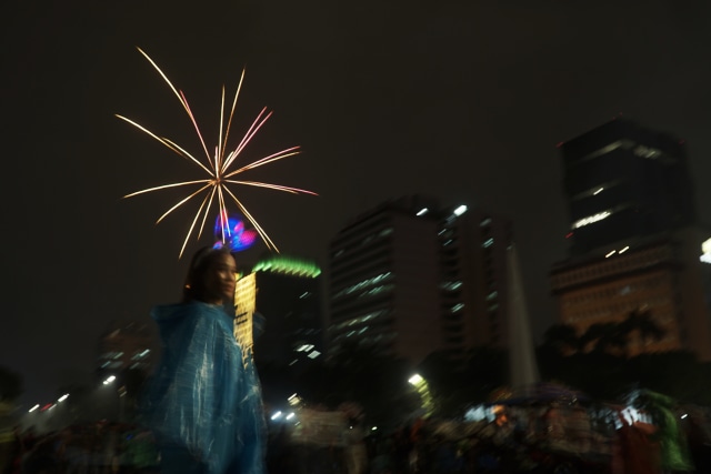 Kembang api saat perayaa tahun baru 2020 di Monas, Jakarta Pusat, Rabu (1/1). Foto: Jamal Ramadhan/kumparan