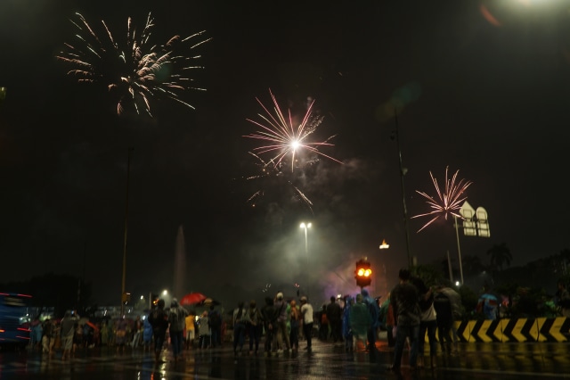 Kembang api saat perayaa tahun baru 2020 di Monas, Jakarta Pusat, Rabu (1/1). Foto: Jamal Ramadhan/kumparan