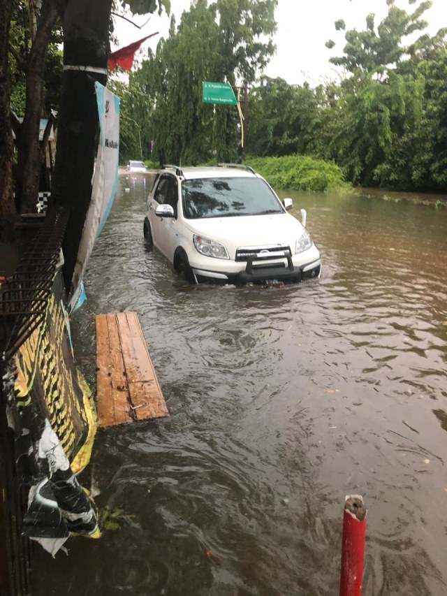 Banjir di Persada Kemala, Bekasi Barat, Rabu (1/1/2020). Foto: Intan Kemala Sari/kumparan