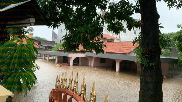 Banjir di Kompleks Duta Indah, Jatimakmur, Pondok Gede, Kota Bekasi, Rabu (1/1/2020). Foto: Gesit Prayogi/kumparan