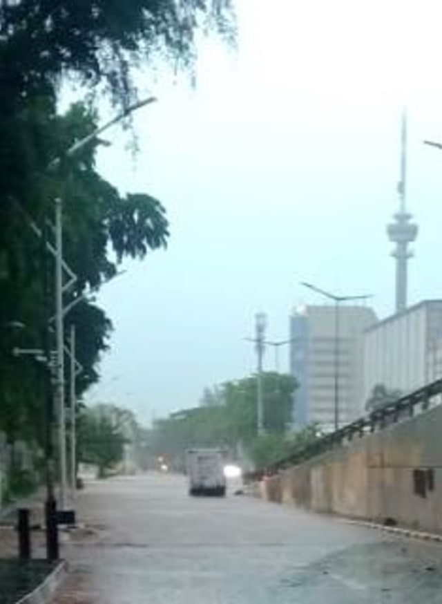 Banjir di Jl. Gerbang Pemuda Senayan, Jakarta, Rabu (1/1/2020). Foto: Twitter/@TMCPoldaMetro