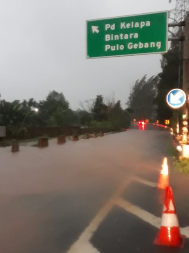Banjir di Gerbang Tol Cikunir, Rabu (1/1/2020). Foto: Twitter/@TMCPoldaMetro
