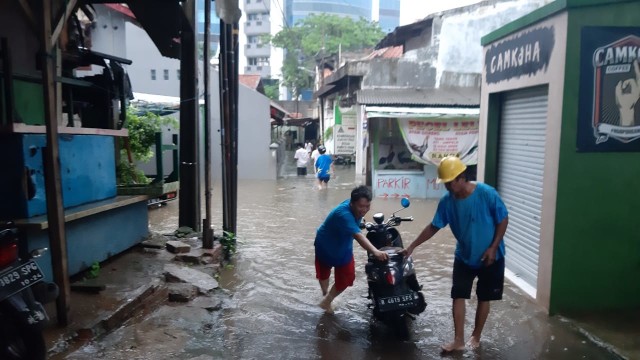 Banjir genangi kawasan Jati Padang, Pasar Minggu, Jakarta Selatan, Rabu (1/1/2020). Foto: Jihad Akbar/kumparan