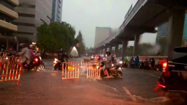 Banjir menggenang di depan Gedung KPKJl. Rasuna Said, Jakarta Selatan, Rabu (1/1/2020). Foto: Twitter/@TMCPoldaMetro