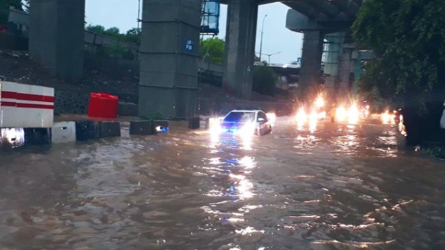 Banjir di samping Pos Halim Baru Jl. DI Panjaitan, Jakarta Timur, Rabu (1/1/2020). Foto: Twitter/@TMCPoldaMetro