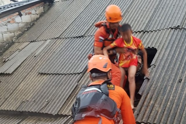 Tim Rescue KANSAR Jakarta mengevakuasi warga yang terjebak banjir di kawasan Cipinang, Melayu, Jakarta Timur, Rabu (1/1/2020). Foto: Twitter/@KANSAR_JKT