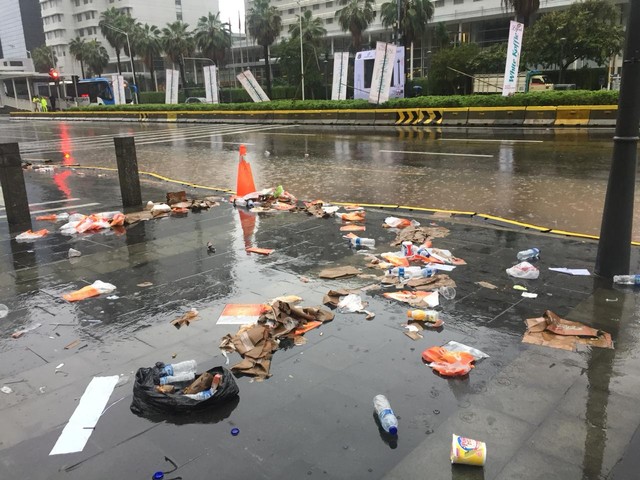 Sampah di sekitar kawasan Bundaran HI, Jakarta Pusat, usai perayaan tahun baru 2020.  Foto: Darin Atiandina/kumparan