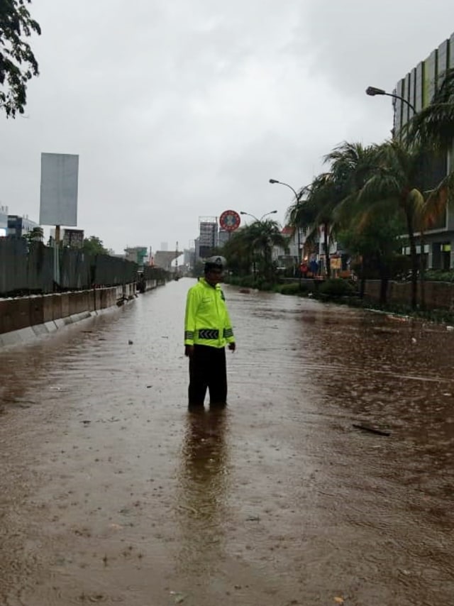 Banjir di Jl Boulevard Barat sampai depan MOI arah barat maupun arah sebaliknya.
 Foto: Twitter/@TMCPoldaMetro