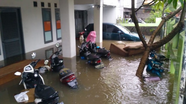 Sejumlah kendaraan bermotor terendam banjir di kawasan Slipi, Jakarta Barat, Rabu (1/1/2020). Foto: Dok. Rahmawaty