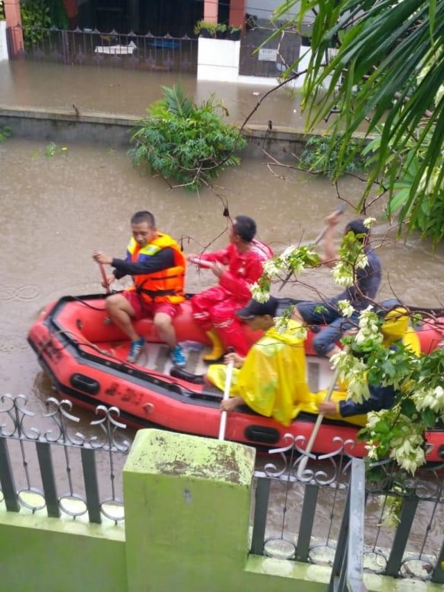 Petugas melintasi banjir dengan perahu karet, di kawasan Slipi, Jakarta Barat, Rabu (1/1/2020). Foto: Dok. Rahmawaty