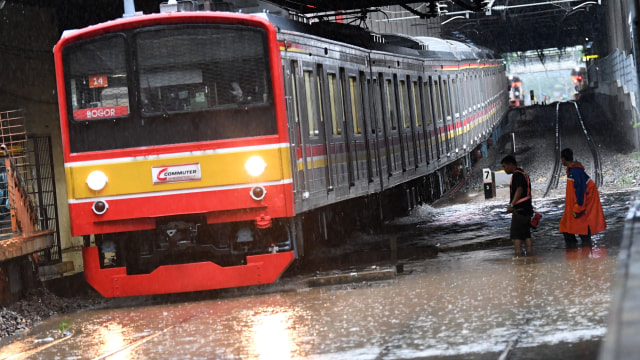 Salah satu rangkaian KRL Commuterline melintas perlahan pada jalur rel yang terendam banjir di Stasiun KA Sudirman, Menteng, Jakarta, Rabu (1/1/2020). Foto: ANTARA FOTO/Aditya Pradana Putra