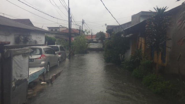 Banjir di Kampung Tengah Kramat  Jati  Belasan Mobil  