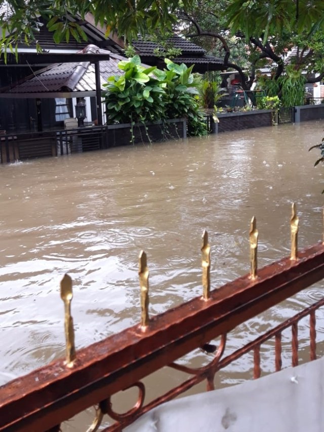 Perumahan Pondok Timur, Bekasi Selatan terendam banjir, Rabu (1/1/2020). Foto: Feby Sabina/kumparan