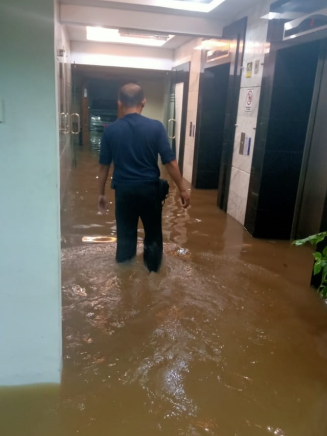 Gedung Pusat Data Ilmiah LIPI kebanjiran, Rabu (1/1/2020). Foto: Dok. Hermadi/LIPI